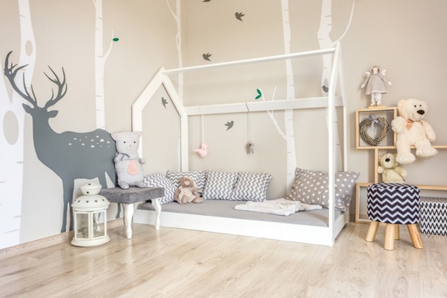 Khung giường gác mái màu trắng cùng tông với họa tiết cành cây trang trí trên tường cũng có thể mang đến nét đẹp tinh tế và ấn tượng cho không gian nhỏ.