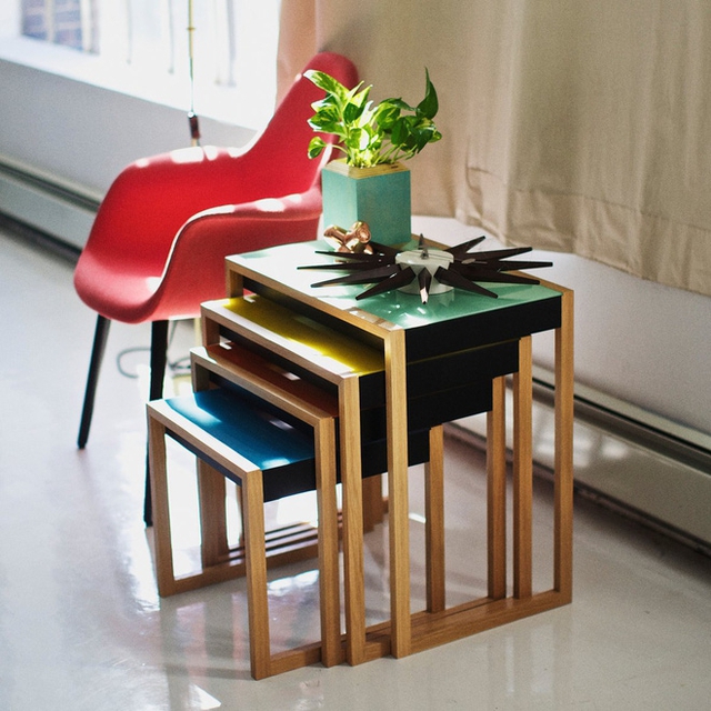 Dù xếp gọn hay bày sử dụng riêng biệt thì bộ bàn xếp này vẫn vô cùng thu hút nhờ phần mặt bàn màu sắc ấn tượng. Có thể nói bộ bàn xếp này chính là đại diện tiêu biểu cho những mẫu nội thất hiện đại: nhỏ, gọn, đẹp, chất.