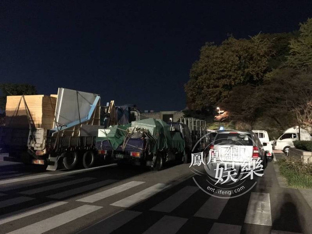 Hàng chục xe tải chở đồ được đưa đến trong đêm. Ảnh: Phượng Hoàng.