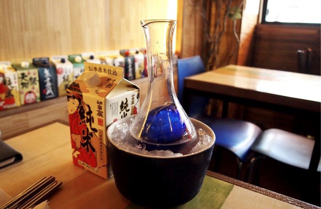 Làm nóng mọi loại sake: Ohashi chia sẻ: Nhiều người nghĩ rằng làm nóng sake sẽ mang lại hương vị hoàn hảo, tuy nhiên những loại sake chất lượng cao như junmai daiginjo thì lại ngon hơn khi được ướp lạnh một chút”. Ảnh: Pheuron Tay.