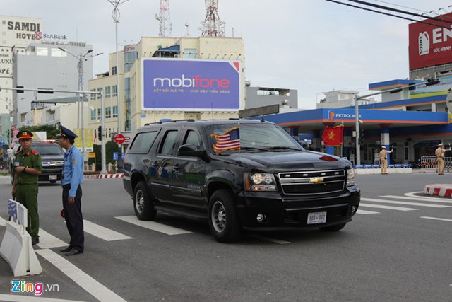 Các xe của đoàn tổng thống Mỹ trên đường ra sân bay quốc tế Đà Nẵng.