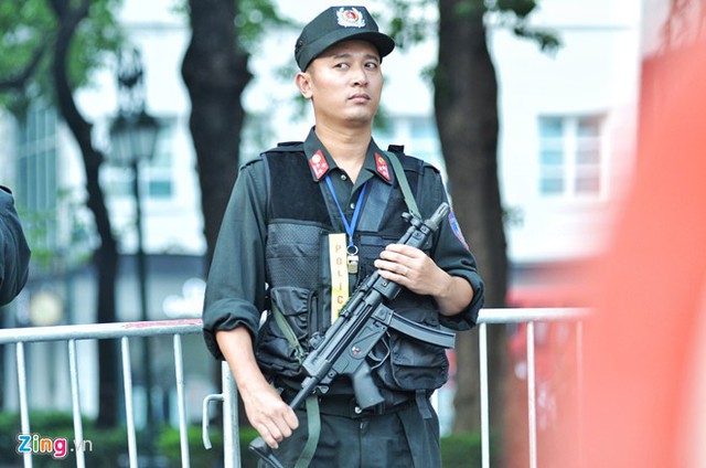 Cảnh sát cơ động trang bị vũ khí hiện đại bảo vệ khu vực trên đường Lý Thái Tổ mà đoàn xe chở Tổng thống Trump sẽ di chuyển vào. Ảnh: Trần Anh.