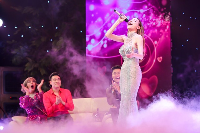 Hồ Ngọc Hà xuất hiện trong tiểu phẩm thứ hai, vào vai một ca sĩ đến hát ở phòng trà nơi nhân vật của Kiều Minh Tuấn làm việc. Sau phần biểu diễn, cô có vài lời thoại gây cười cùng dàn diễn viên.