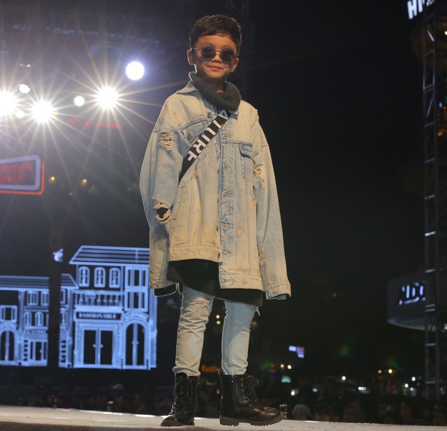 Áo khoác Denim rách phối cùng quần jeans và boot cao cổ là một set đồ “ton-sur-ton”