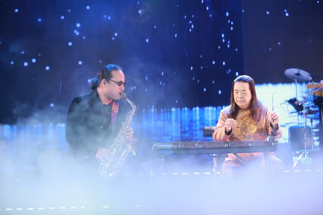 Anh kết hợp với Saxophone Trần Mạnh Tuấn tạo nên màn biểu diễn đầy sáng tạo và sự ăn ý