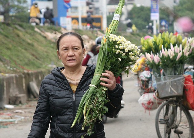 Cũng trong sáng ngày 31/12 rất nhiều gia đình đã dậy từ sớm mua hoa tươi, trái cây về cúng tất niên.