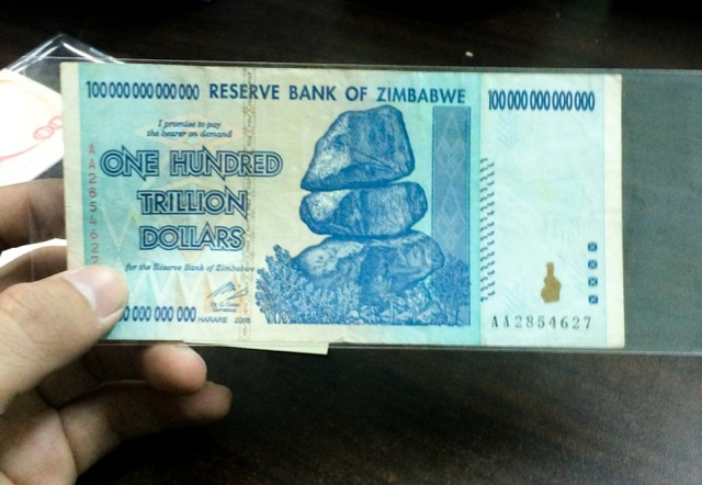 

 

Những loại tiền có mệnh giá lớn của Zimbabwe phát hành năm 2008 do lạm phát cao cũng được bán với giá 800.000 đồng một tờ. Theo anh Linh, giới chơi tiền thường có quan niệm giữ tiền có mệnh giá càng cao vào đầu năm mới sẽ mang lại tiền tài dư dả suốt 12 tháng.

