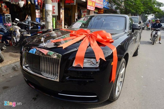 
Chiếc Rolls-Royce Ghost đắt giá này là quà cưới của chú rể Doãn Phương dành cho cô dâu Thu Ngân.
