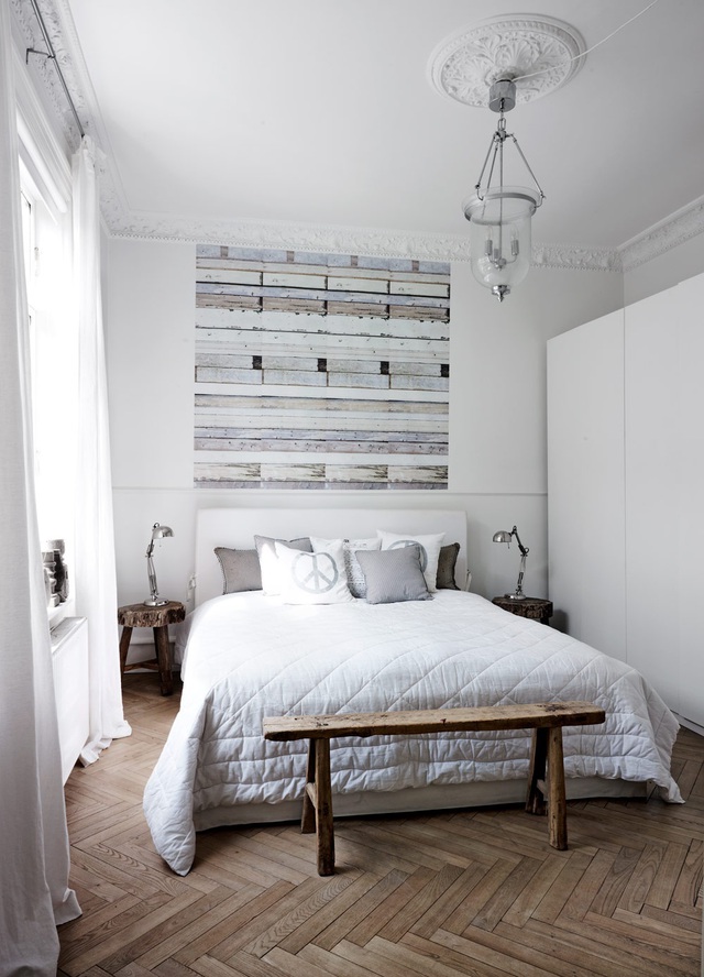 Chất liệu gỗ tự nhiên rất được yêu thích để dùng trang trí trong những căn phòng ngủ màu trắng vì nó sẽ giúp mang lại sự ấm cúng bổ sung vào vẻ yên bình của căn phòng.