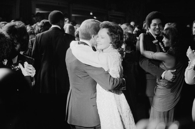 
Jimmy và Rosalynn Carter khiêu vũ trong buổi nhậm chức năm 1977.
