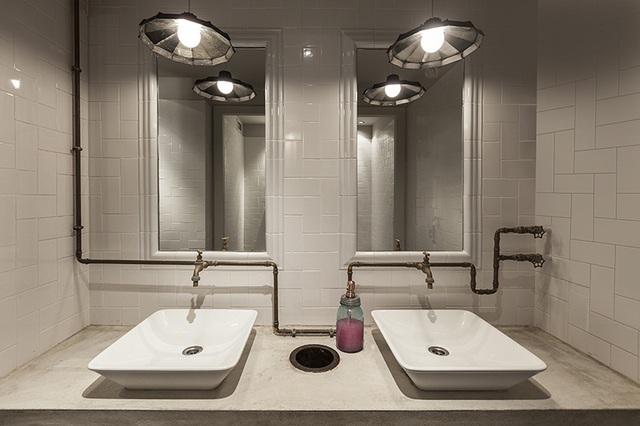 Sự xuất hiện của chất liệu đá ốp tráng men mang đến vẻ hiện đại hơn cho nhà tắm.