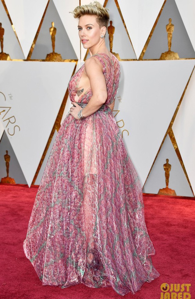 
Scarlett Johansson khoe hình xăm trên thảm đỏ.

