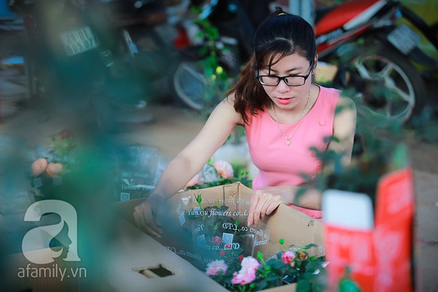 Sản phẩm chủ lực ở vườn hồng của Trang là bán cây hoa thành phẩm và thiết kế công trình hoa.