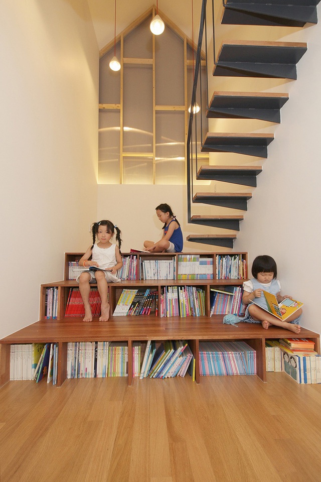 Nếu lượng sách bạn cần lưu trữ lớn thì nên xây dựng khoảng 3 bậc thang lớn trước khi nâng độ cao và thu nhỏ diện tích bậc thang lại. Các con của bạn có một không gian đọc sách mới rất sáng tạo đấy.
