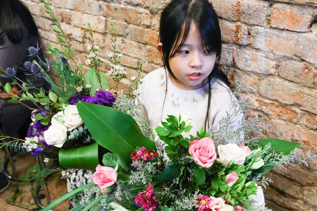 Bé Quỳnh (10 tuổi) cô nhóc xinh xắn theo mẹ đến tiệm học cắm hoa và làm quen với các loại hoa độc đáo.
