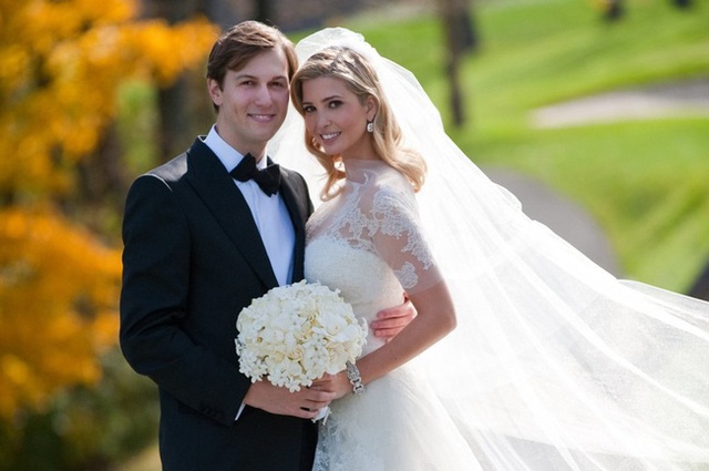 
Năm 2009, cô gái họ Trump kết hôn với nhà phát triển bất động sản Jared Kushner. Họ hiện là cha, mẹ của ba thiên thần: Arabella Rose Kushner (6 tuổi), Joseph Frederick Kushner (4 tuổi) và Theodore James Kushner (1 tuổi). Ảnh: Getty Images.
