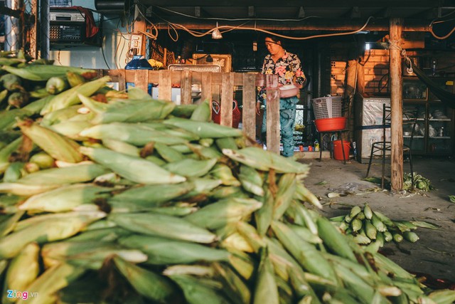 Mỗi vựa bắp cũng là nơi sinh hoạt của cả gia đình với đầy đủ bếp núc, nhà vệ sinh, thiết bị giải trí,...