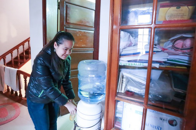 Giang mời tôi uống nước mà không cần ai giúp đỡ.