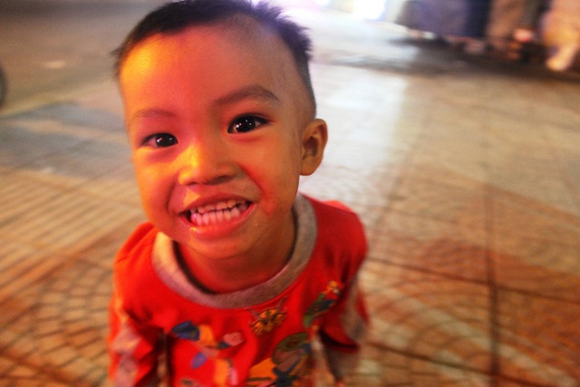 Thế Thịnh (18 th&aacute;ng) vẫn hằng ng&agrave;y lẽo đẽo theo mẹ trong khi 2 anh đ&atilde; được đi đến trường