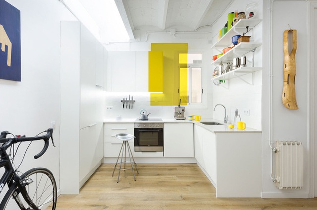 13. Kiểu bếp Barcelona sử dụng màu trắng tinh khiết làm nền, một vài phụ kiện đồ dùng được điểm thêm vào làm không gian có điểm nhấn. Không gian nhỏ nhưng nhờ màu trắng bao trùm nên căn bếp có vẻ rộng hơn rất nhiều.