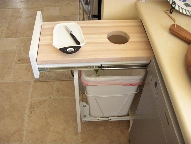 Một ngăn kéo kết hợp với thùng rác phía dưới là một công trình nhà bếp thu nhỏ tuyệt vời.