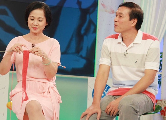 
Xuất hiện trong chương trình Bữa trưa vui vẻ, hai vợ chồng nghệ sĩ chọn trang phục trẻ trung. Cô chọn mẫu váy hồng dịu nhẹ khi lên sóng. Gia đình cô là một trong số ít những cặp vợ chồng nghệ sĩ hạnh phúc của showbiz Việt.
