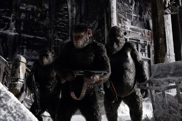 War for the Planet of the Apes - 14/7: Sau những sự kiện trong Dawn of the Planet of the Apes (2014), mối quan hệ giữa loài linh trưởng và con người không còn có thể hàn gắn. Một trận chiến quyết định xem liệu đâu sẽ là giống loài thống trị Trái đất là điều không thể tránh khỏi. Thủ lĩnh Caesar (Andy Serkis) nay phải đối đầu với tên Colonel (Woody Harrelson) tàn ác, xảo quyệt. Ảnh: Fox.