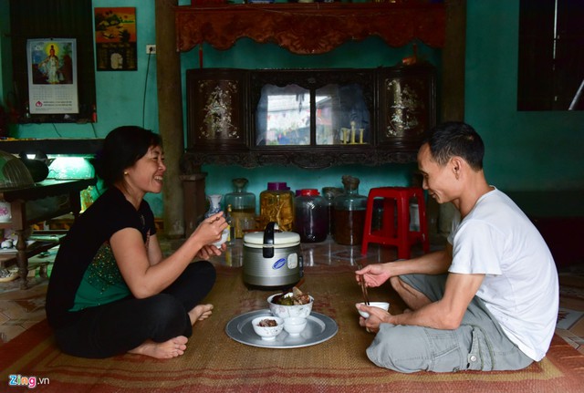 C&aacute;c gia đ&igrave;nh h&ocirc;m nay ăn bữa cơm vui vẻ. Nhiều ng&agrave;y qua, người d&acirc;n ăn kh&ocirc;ng ngon, ngủ kh&ocirc;ng y&ecirc;n, c&oacute; người sụt đến mấy kg.