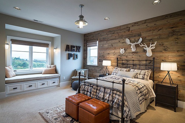 Tường gỗ tái chế thông minh mang một chút phong cách cabin cho phòng ngủ hiện đại.