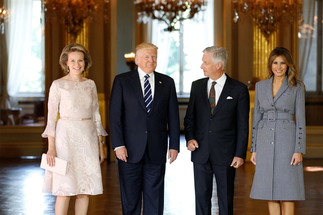 
Đệ nhất phu nhân Melania (phải) và Tổng thống Trump chụp hình cùng Vua và Hoàng hậu Bỉ tại cung điện ở Brussels ngày 24/5.
