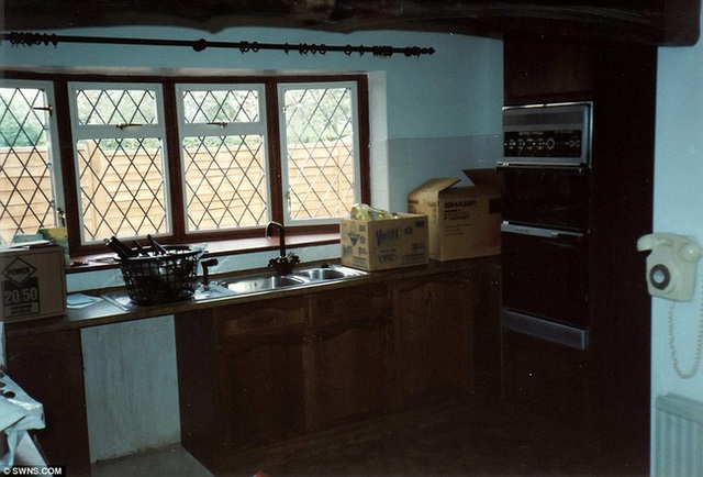 Phòng bếp khi John chuyển về trông rất đơn giản.