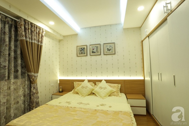 Để giường ngủ trở thành điểm nhấn trong căn phòng nhỏ xinh, các kiến trúc sư đã khéo léo chọn nền tường và hệ thống tủ âm tường quanh đầu giường với màu trắng ngà.