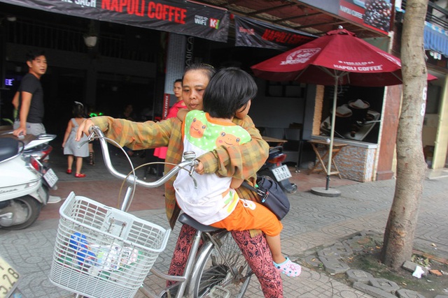Người mẹ tiếp tục h&agrave;nh tr&igrave;nh của m&igrave;nh c&ugrave;ng với đứa con g&aacute;i th&acirc;n y&ecirc;u.