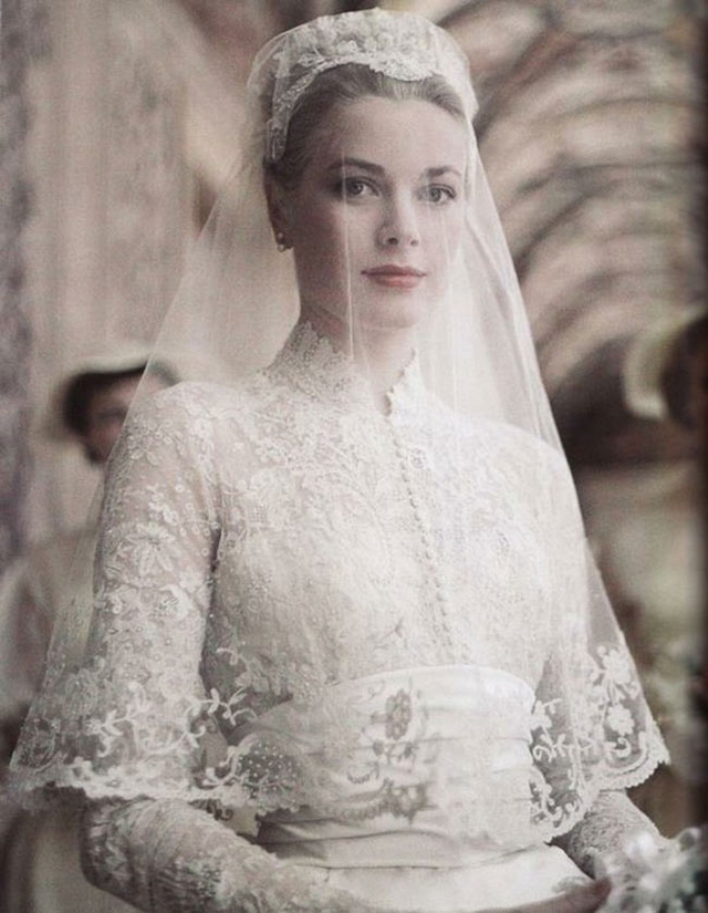 
Váy cưới của công nương Grace Kelly đã đi vào lịch sử thời trang váy cưới nhờ thiết kế tinh tế, lộng lẫy.
