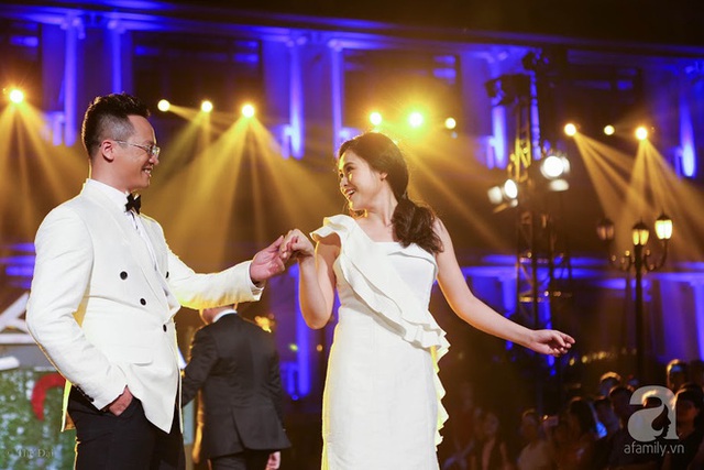 Một cặp đôi khác tỏa sáng với bộ đồ đôi màu trắng: BTV Khánh Ly - Việt Hải.