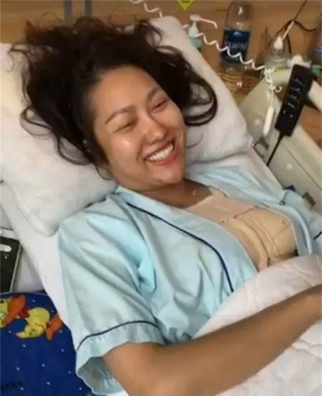 Được biết, ca đại phẫu này giọng ca Da nâu nâng cấp toàn bộ số đo 3 vòng để trở lại showbiz một cách lột xác hơn. Sau 15 tiếng thực hiện dao kéo, chân dài họ Phi cũng đã lộ diện những hình ảnh đầu tiên ngay trên giường phục hồi.