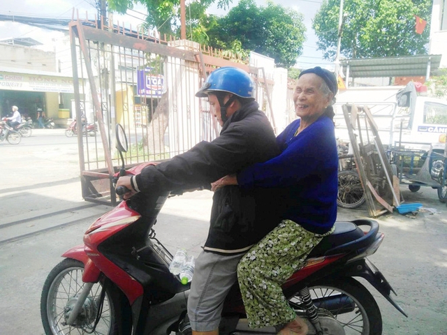 Nụ cười hạnh phúc của cụ Thao khi được con trai chở về nhà sau một buổi sáng lạc gia đình.