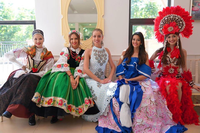 Các hoa hậu Slovenia, Hà Lan, Bồ Đào Nha, El Salvador và Chile lộng lẫy khoe dáng.