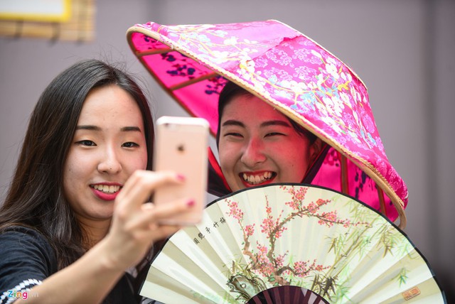 Hai cô gái sinh viên khoa Nhật Bản học tươi cười trong ngày kỷ niệm thành lập trường.