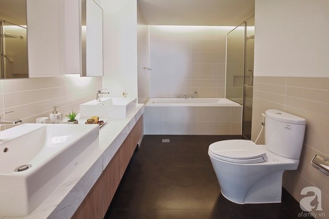 Phòng tắm đơn giản và hiện đại.