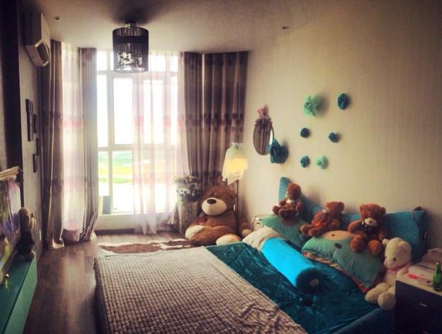 Phòng ngủ của chân dài được cô trưng bày rất nhiều gấu bông.
