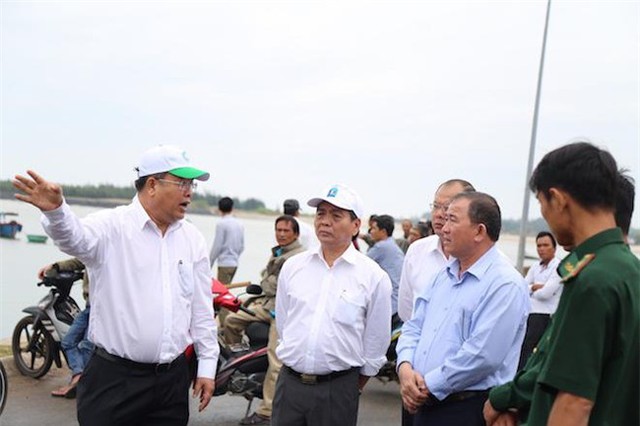 Đo&agrave;n c&ocirc;ng t&aacute;c của tỉnh B&agrave; Rịa - Vũng T&agrave;u đang kiểm tra c&ocirc;ng t&aacute;c ph&ograve;ng chống b&atilde;o tại c&aacute;c khu vực xung yếu thuộc huyện Xuy&ecirc;n Mộc.