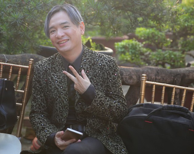 Ca sĩ Việt Quang tạo dáng xì tin trước ống kính.