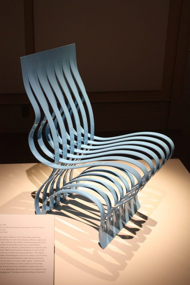Năm 2002, một chiếc ghế hiện đại đã kết hợp được hai ranh giới nghệ thuật và thủ công, giữa tính trừu tượng với tính ứng dụng cao. Bình luận về thiết kế ghế của mình, nghệ nhân nói rằng cô ấy muốn có một chiếc ghế mà trông giống như nó bị cắt và nghiền nát từ một tấm kim loại lớn.