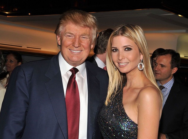 
Ivanka có lẽ là người con thân thiết nhất với tổng thống Mỹ. Khi cô còn bé, ông Trump từng ca ngợi sự thông minh của con gái trước mặt nhiều giám đốc cao cấp. Dù bận trăm công nghìn việc, ông cũng không bao giờ từ chối cuộc gọi từ Ivanka. Tổng thống từng khẳng định: “Nếu Ivanka không phải con gái tôi, có lẽ tôi sẽ hẹn hò với con bé”. Ảnh: Time.
