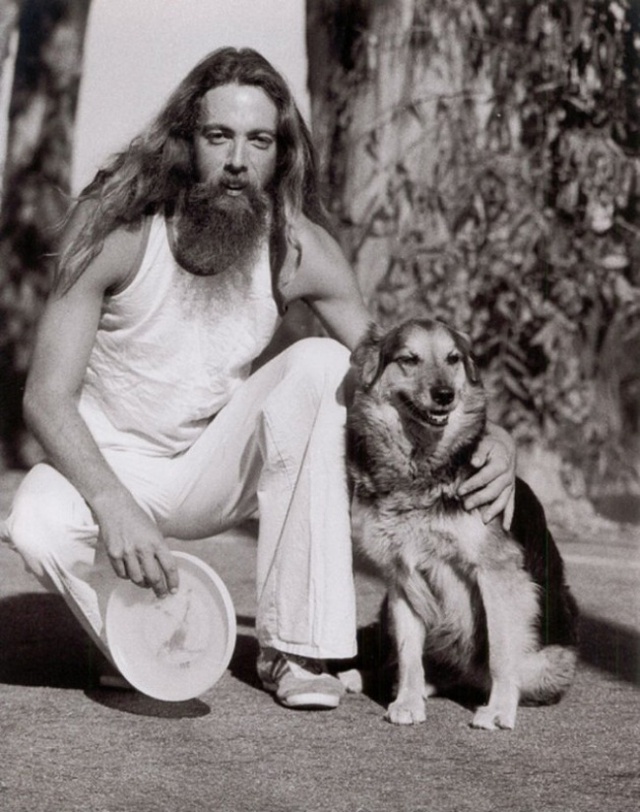 
Bức ảnh chụp người nghĩ ra đĩa nhựa, Ken Westerfield với con chó năm 1970.

