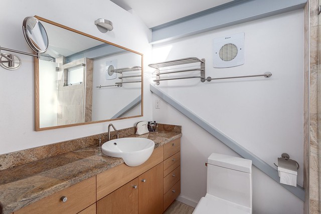 Đây chính là không gian phòng tắm. Có một chiêc gương cỡ to được đặt chính giữa của bức tường.