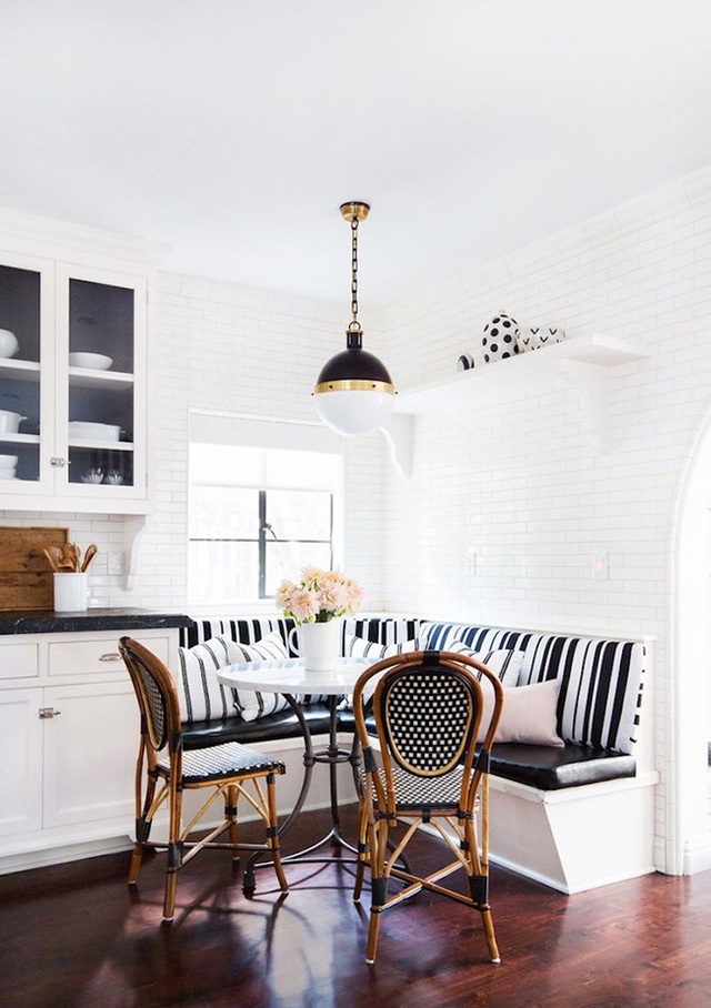 14. Bạn yêu thích phong cách nội thất monochrome? Hãy mang nó vào không gian ăn của bạn bằng chiếc ghế kẻ sọc màu đen trắng, nó sẽ làm tăng thêm cá tính cho toàn bộ không gian bếp của bạn.