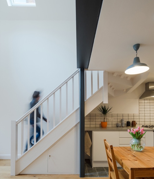 Chiếc cầu thang bên trên nhà bếp đem lại sự phân cách không gian hoàn toàn độc lập cho nhà bếp. Kiến trúc sư đã tận dụng mọi ngóc ngách, tối ưu hóa gầm cầu thang đem lại không gian nhà bếp rộng rãi nhất, điều mà ít ai làm được đối với ngôi nhà nhỏ khoảng 40m2.
