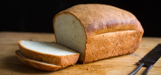 Giữ bánh mì tươi lâu: Đặt bánh mì trong một túi hoặc hộp kín, thêm vào đó vài lát táo sẽ giúp chúng tươi lâu hơn. Ảnh: New York Times.